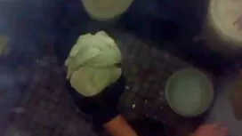 Tyttö laittaa leluja ...