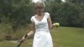 Hän rikkoi auton rah ...